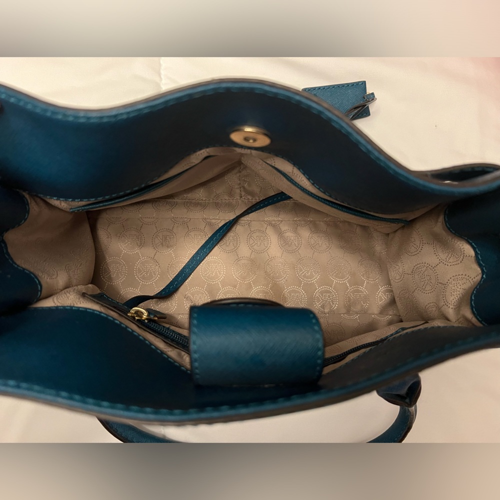 Michael kors purse/wallet combo - Picture 4 of 6